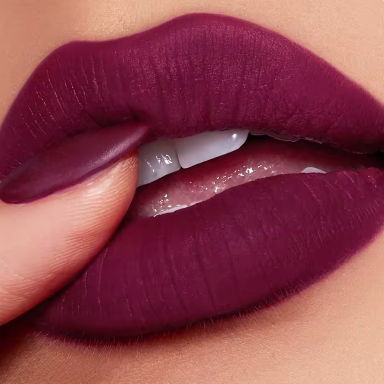 Set of 6 lipsticks, matte, pearly and velvety texture, non-sticky. Ideal for lips.