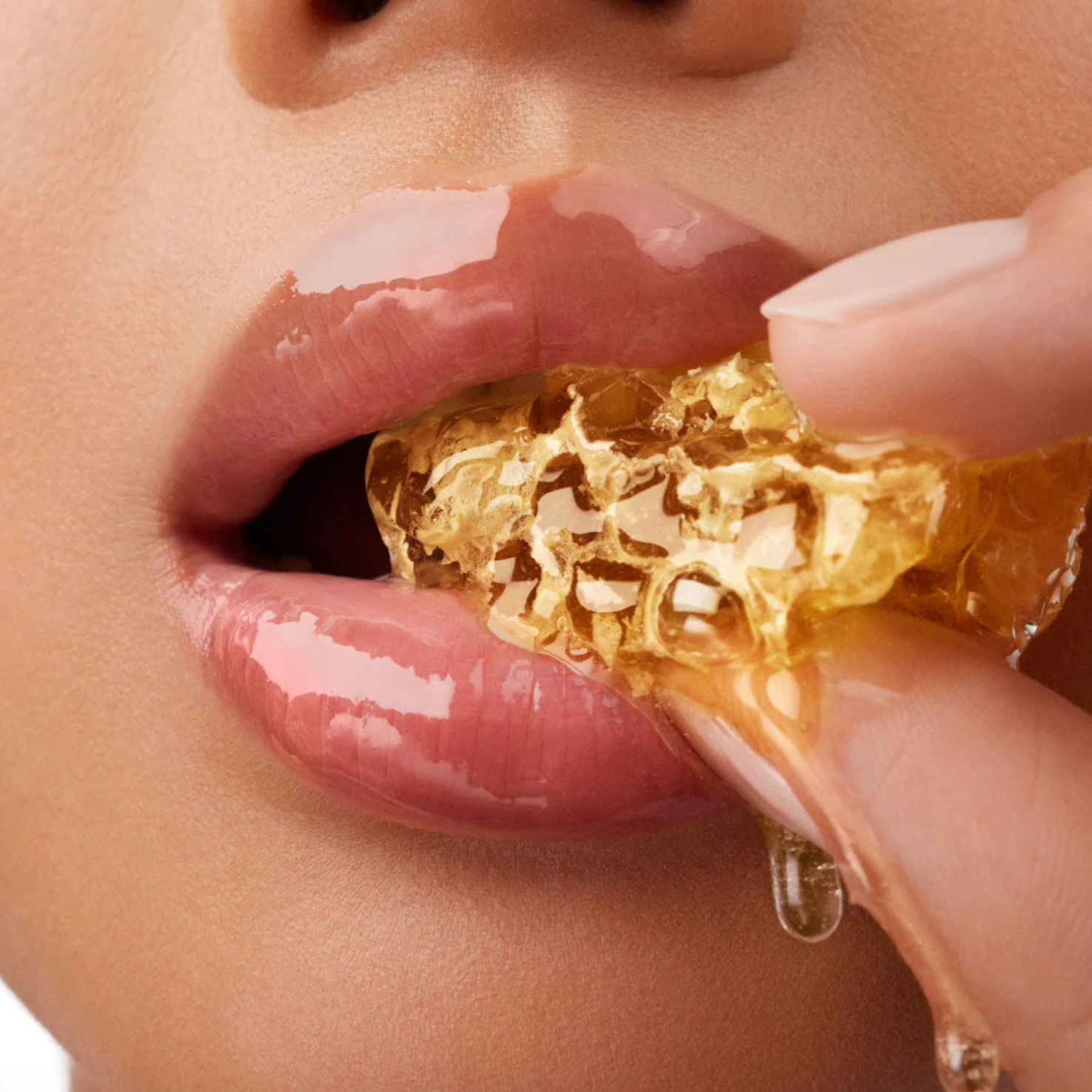 Transparent lip oil, deeply moisturizes and repairs dry and chapped lips