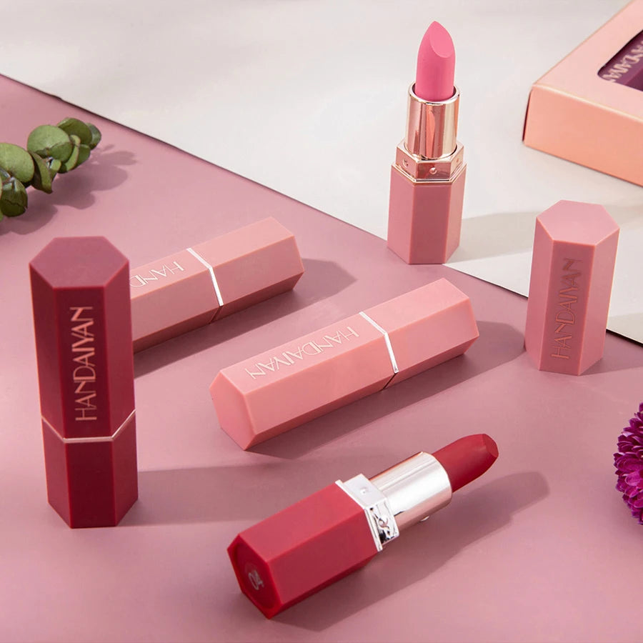 Set of 6 lipsticks, matte, pearly and velvety texture, non-sticky. Ideal for lips.